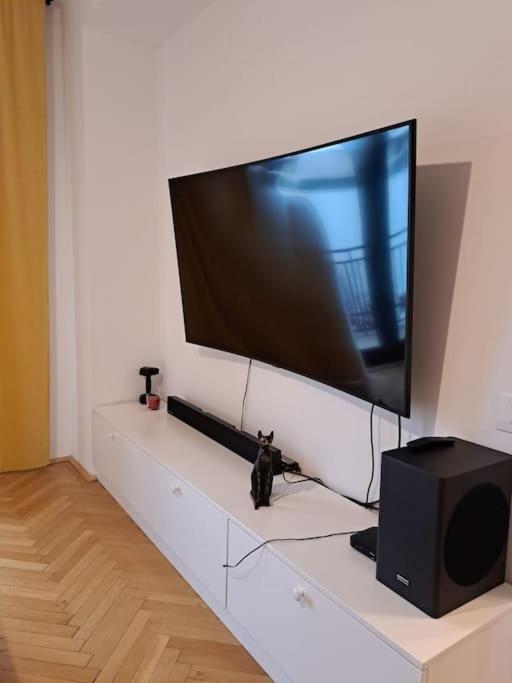 Classy Apartment With Parking In The City Center Bukarest Exterior foto